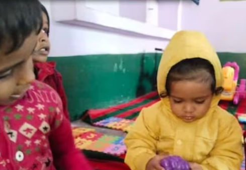 नामी स्कूल नहीं आंगनबाड़ी केंद्र में पढ़ाती हैं अपने बेटे को ये DM अर्चना वर्मा ने सरकारी शिक्षा की बुराई करने वालों के लिए एक मिसाल कायम की है।