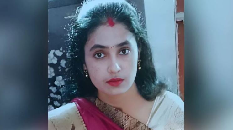 मैनपुरी में पुलिस ने दरवाजा तोड़कर बचाई मासूम की जान, 12 घंटे से फंदे पर लटका था विवाहिता का शव, भूख से बिलख रही थी बेटी