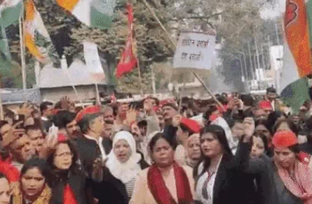 उत्तर प्रदेश के विपक्षी दल कांग्रेस और सपा समेत कई दल एक साथ आ गए, दिल्ली संसद में सांसदों के निलंबन के खिलाफ की नारेबाजी