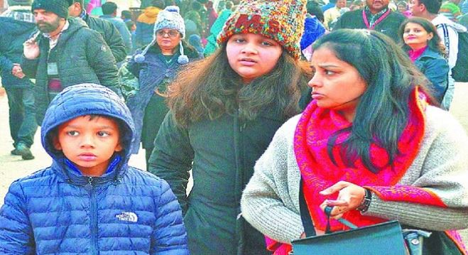 पीलीभीत में सर्द हवा से ठिठुरे लोग, धूप रही बेअसर, छह डिग्री से नीचे पहुंचा न्यूनतम तापमान