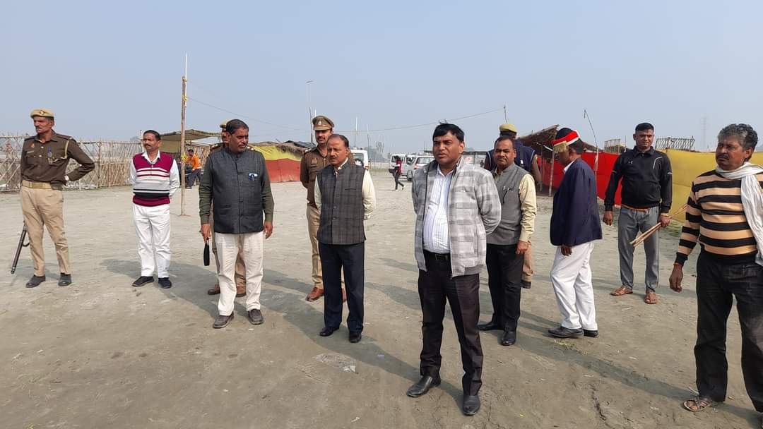 फर्रुखाबाद, जिलाधिकारी ने मेला रामनगरिया के दृष्टि गत पंचालघाट मेला क्षेत्र के समतलीकरण का जायजा लिया