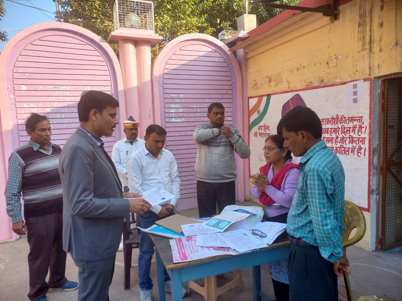 हरदोई : जिलाधिकारी ने देखा विभिन्न बूथों पर मतदाता पुनरीक्षण का कार्य