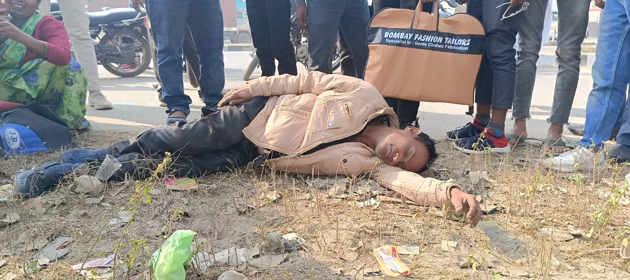 बरेली - नेशनल हाईवे पर दो बाईकों में हुई जबरदस्त भिड़ंत, भाजपा नेता के भाई सहित कई लोग हुए घायल।