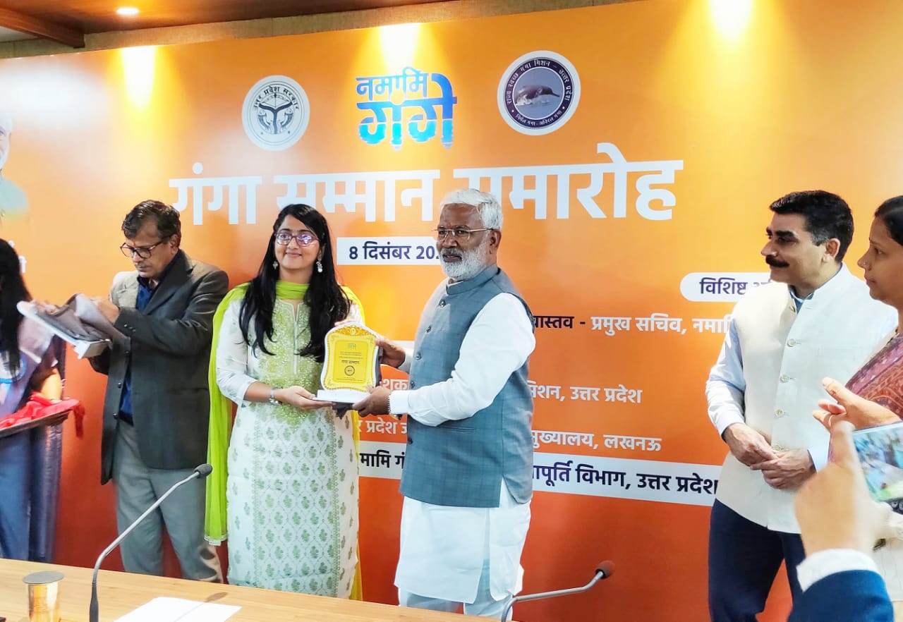 प्रयागराज-जल शक्ति मंत्री द्वारा 'गंगा सम्मान' से सम्मानित हुई एषा सिंह
