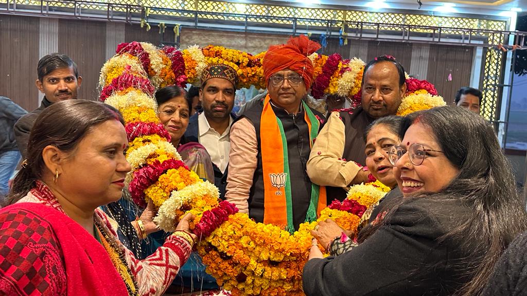 फर्रुखाबाद:जिले के दौरे पर पहुंचे बनारस संगठन प्रभारी एवं विधान परिषद सदस्य डॉ अरुण पाठक, जिलाध्यक्ष रूपेश गुप्ता ने किया कार्यकर्ताओं के साथ स्वागत