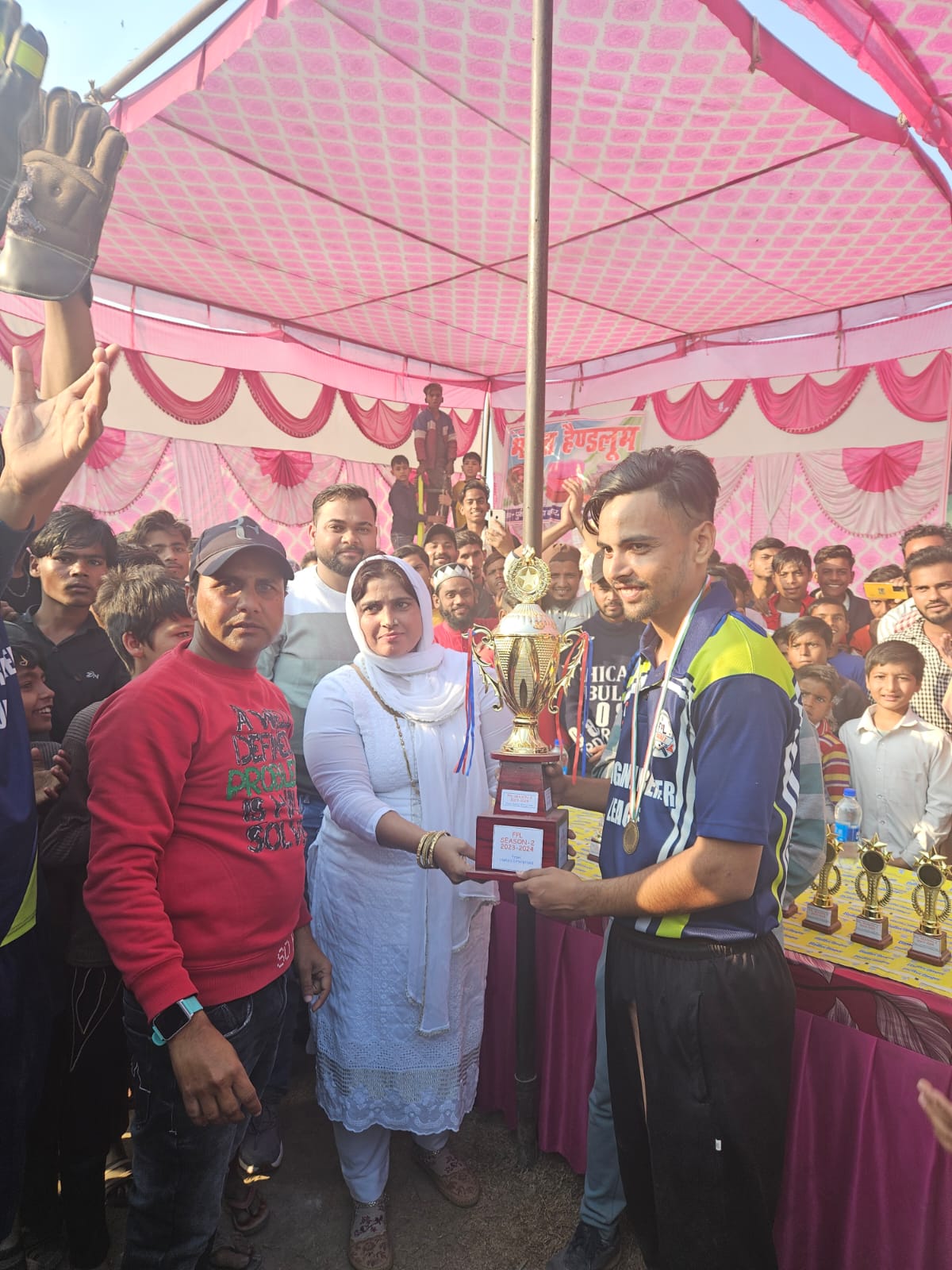 बरेली - फतेहगंज पश्चिमी प्रीमियर लीग टूर्नामेंट फाइनल का हुआ समापन। चेयरमैन ने खिलाड़ियों को स्मृति चिन्ह और पुरस्कार देकर किया सम्मानित।