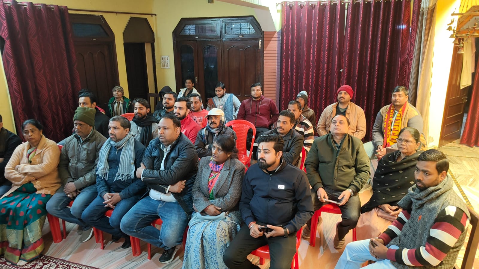 फर्रुखाबाद:रविवार को प्रधानमंत्री मोदी की मन की बात के कार्यक्रम को भाजपा कार्यकर्ताओं ने जनपद के 1505 बूथों पर सुना