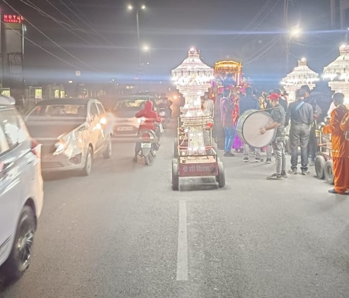 बरेली - बारातघर के सामने सतरंगी रोशनी में हुआ द्वारचार, दूल्हे का जलवा कायम, सड़क पर भी नहीं लगा जाम।