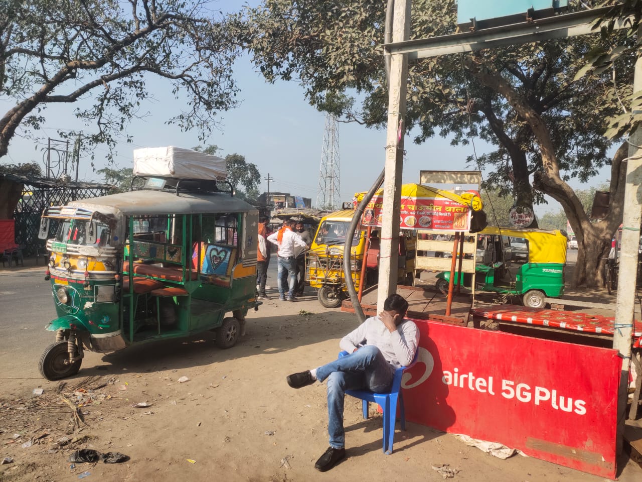 शाहजहांपुर : हल्लापर चौराहे पर आए दिन डग्गामार वाहनों के कारण रोड पर जाम लगा रहता है , प्रशासन क्यों नहीं ले रहा है एक्शन ।