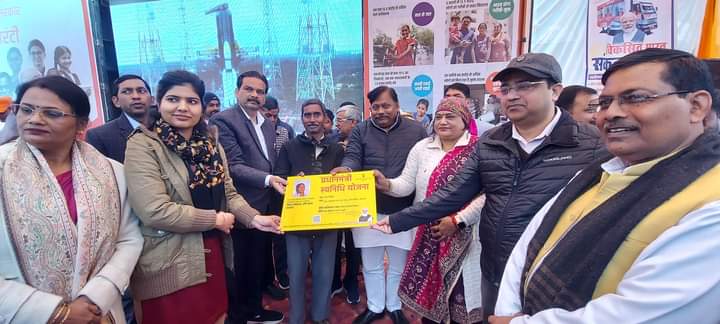 एटा : मेहतापार्क में "विकसित भारत संकल्प यात्रा" के अन्तर्गत कार्यक्रम मे एटा सदर विधायक विपिन वर्मा डेविड ने केंद्र सरकार की विभिन्न योजनाओं के बारे में लोगो को अवगत कराया
