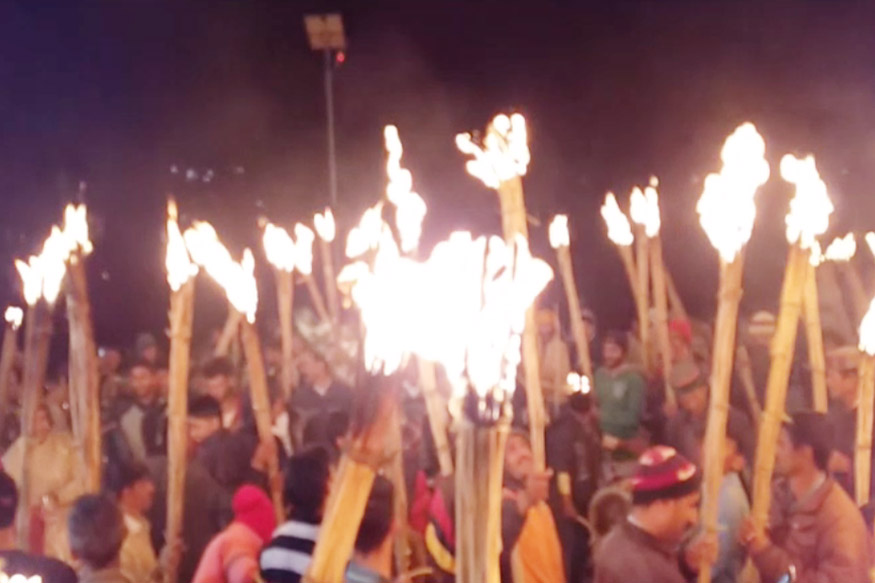 बदायूं : सरकार से मांगें पूरी कराने को विद्युत संविदा कर्मचारियों ने निकाला मशाल जुलूस