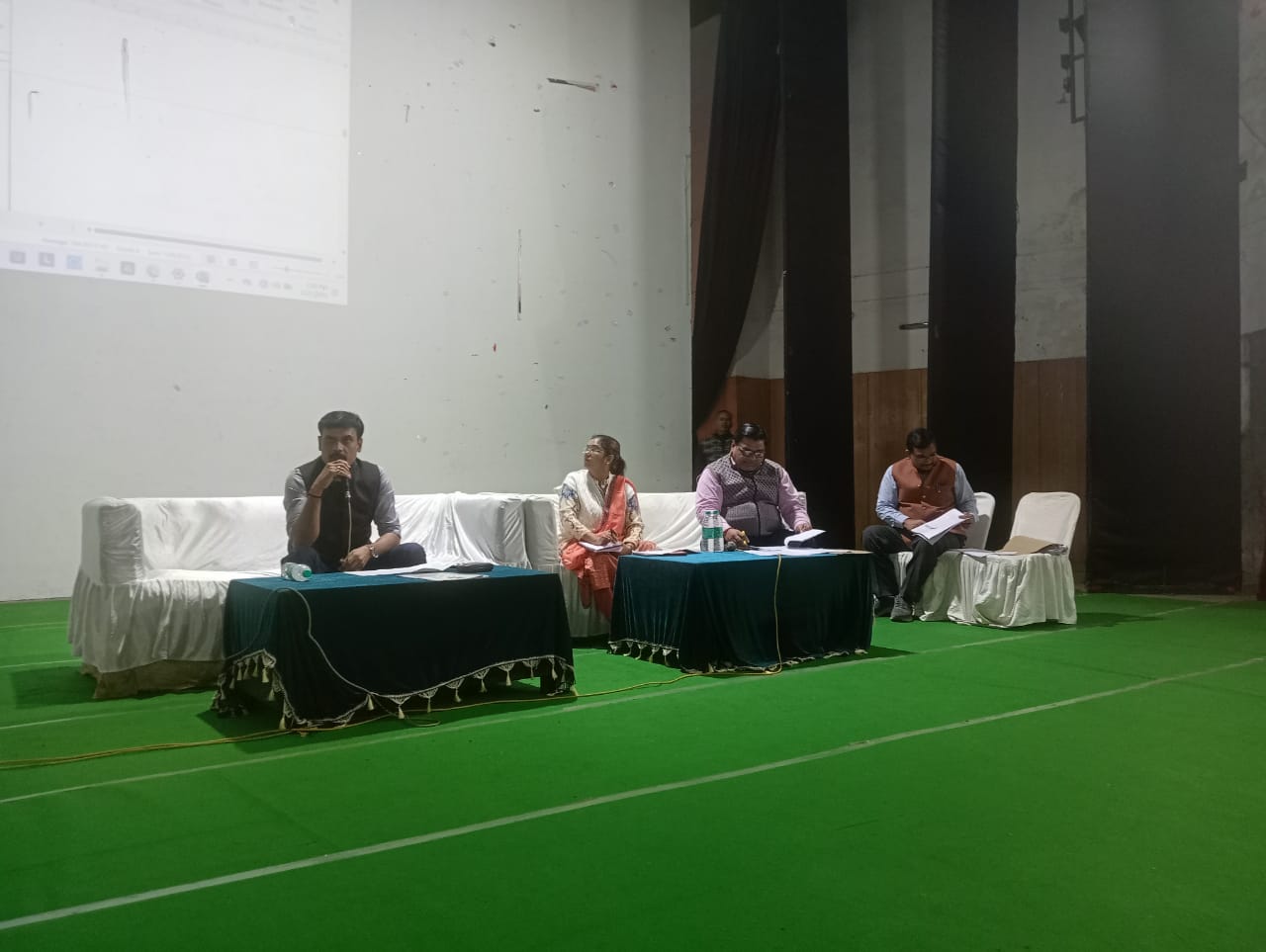 हरदोई : जिलाधिकारी ने विधानसभा गोपामऊ के बीएलओ व पर्यवेक्षकों से किया संवाद बीएलओ घर घर जाकर छूटे हुए मतदाताओं को जोड़ने का कार्य करेंः-जिलाधिकारी।