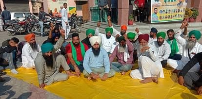 पीलीभीत में किसान के खिलाफ पराली जलाने की रिपोर्ट दर्ज करने पर पूरनपुर में धरना