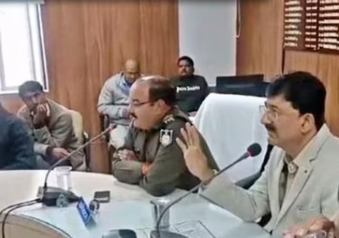 ट्रक ड्राइवर से बहस में डीएम साहब ने पूछ ली औकात, जवाब ने दिल लूट लिया
