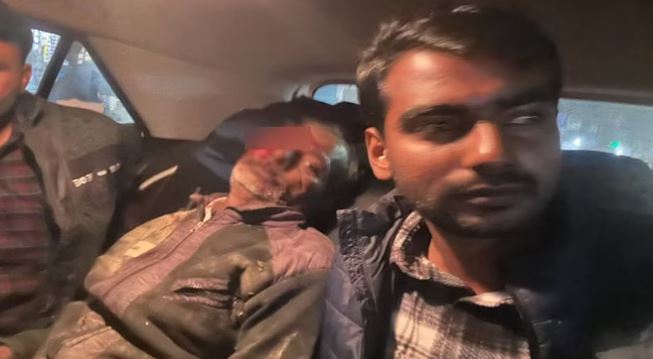 मैनपुरी में सड़क पर पड़े घायल वृद्ध को देख सांसद डिंपल यादव ने रुकवाया काफिला, गाड़ी से भिजवाया अस्पताल
