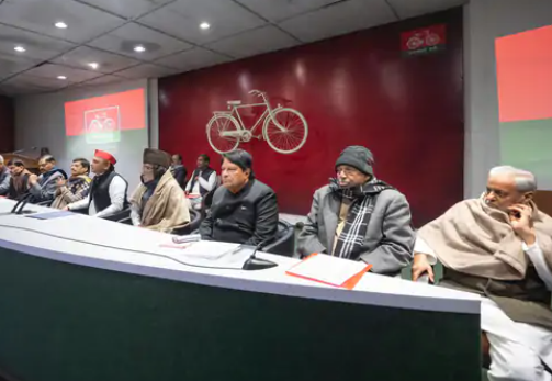 आज समाजवादी पार्टी के राष्ट्रीय अध्यक्ष एवं पूर्व मुख्यमंत्री अखिलेश यादव से मुलाकात कर ज्ञापन सौंपा