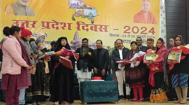 पीलीभीत में केक काटकर मनाया कन्याओं के जन्म का उत्सव