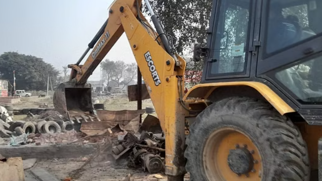 पीलीभीत के सड़क पर कब्जा कर शुरु कर दिया व्यापार, चला बुलडोजर