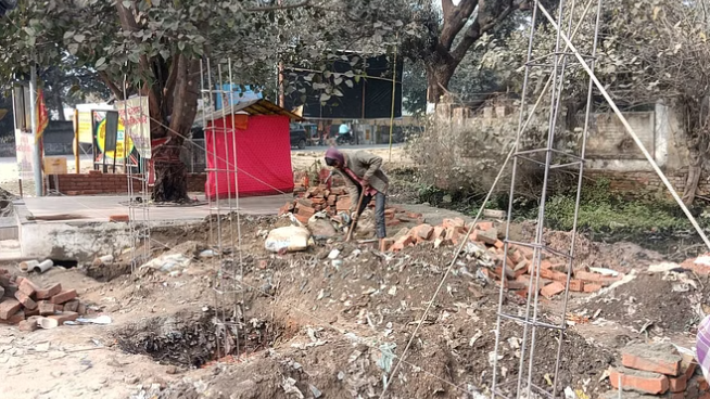 पीलीभीत में मंदिर की चारदीवारी बनाने का शुरू हुआ काम