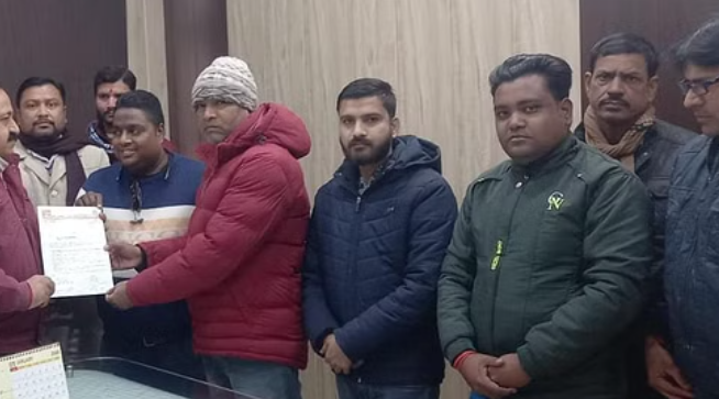 पीलीभीत में निजी अस्पताल में सफाई कर्मियों को मिले नियमानुसार मानदेय