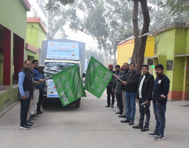 कासगंज जनपद के विकाश खंड सोरों में खंड विकास अधिकारी ने हरी झंडी दिखाकर मोबाइल एलईडी बैन को किया रवाना