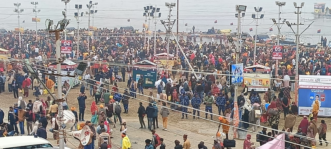प्रयागराज-  मकर संक्रांति के पावन अवसर व माघ मेला के प्रथम मुख्य स्नान पर्व पर सायं 06ः00 बजे तक लगभग 20 लाख 90 हजार स्नानार्थियों व श्रद्धालुओं ने गंगा, यमुना एवं अदृश्य सरस्वती के पवित्र संगम तट तथा गंगा जी के तट पर बनाये गये विभिन्न घाटों पर आस्था की डुबकी लगायी