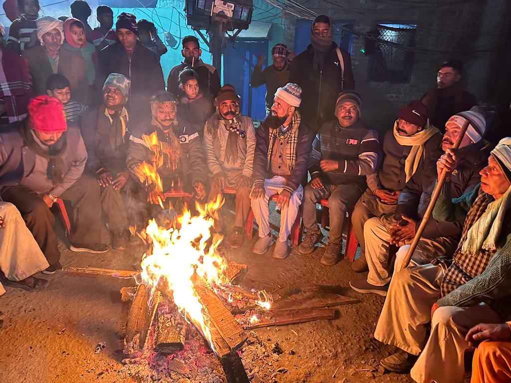 बरेली - आंवला नगर पालिका चैयरमैन सैयद आविद अली ने मोहल्ला मोहब्बत गंज गोटिया में जाकर लोगों की समस्याओं को सुना और पूरा करने का आश्वासन भी दिया।