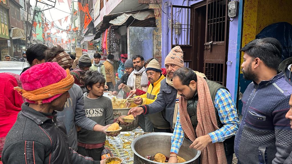फर्रुखाबाद:भाजपा जिलाध्यक्ष रूपेश गुप्ता के द्वारा नितगंजा रोड पर भंडारे का आयोजन हुआ संपन्न