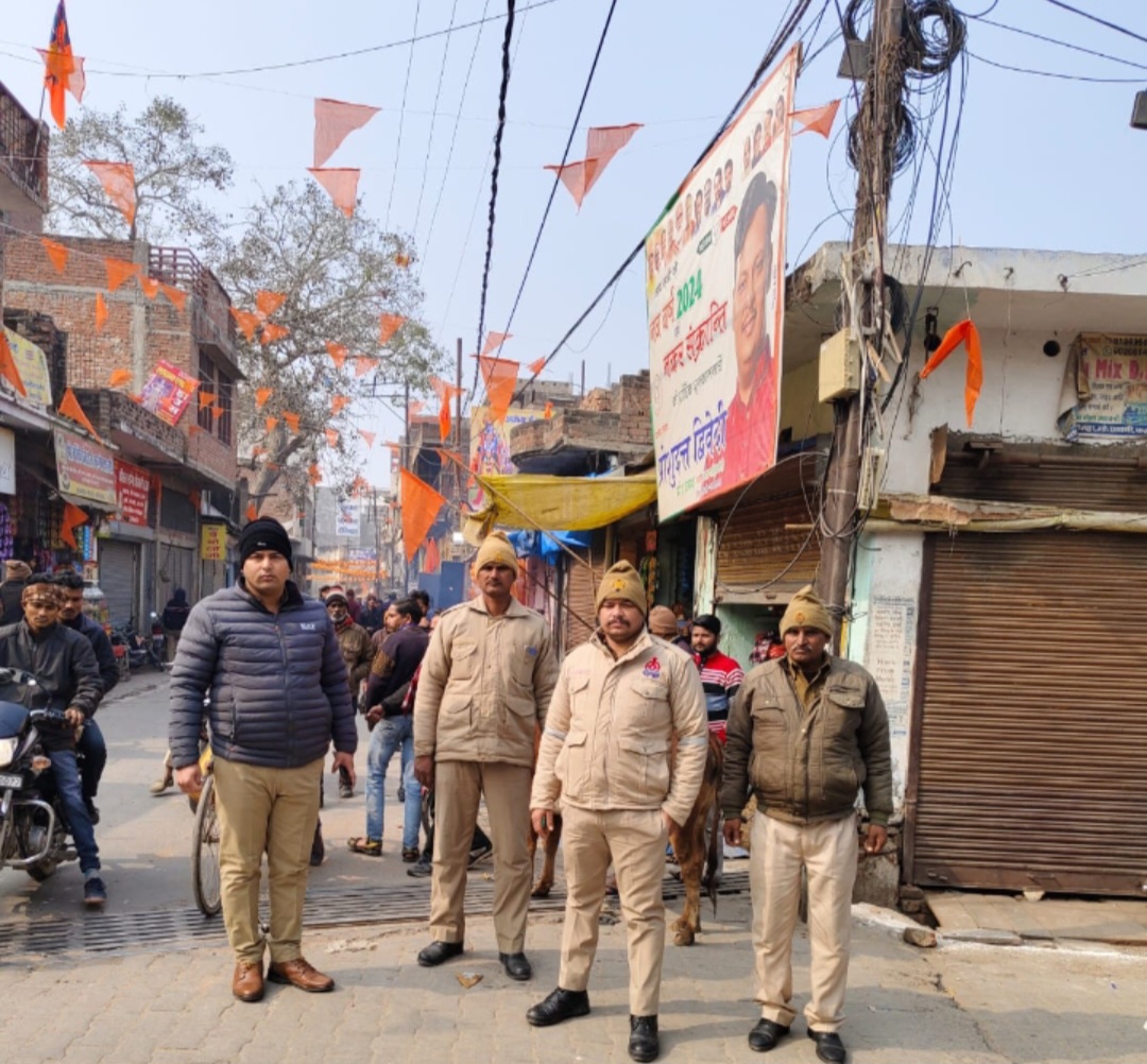 फर्रुखाबाद:नखास चौकी प्रभारी राहुल कुमार ने पुलिस टीम के साथ शांति/सुरक्षा एवं कानून व्यवस्था बनाये रखने हेतु किया पैदल गश्त