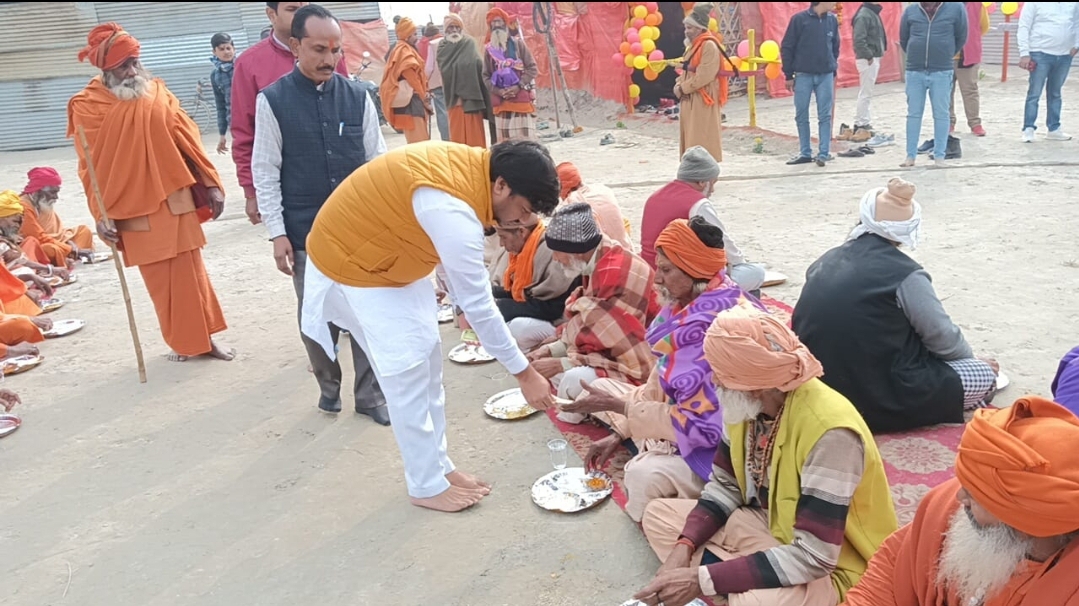 फर्रुखाबाद ; राम मंदिर प्राण प्रतिष्ठा के दिन भाजपा नेता विकास राजपूत ने एक सैकड़ा संतो का किया सम्मान