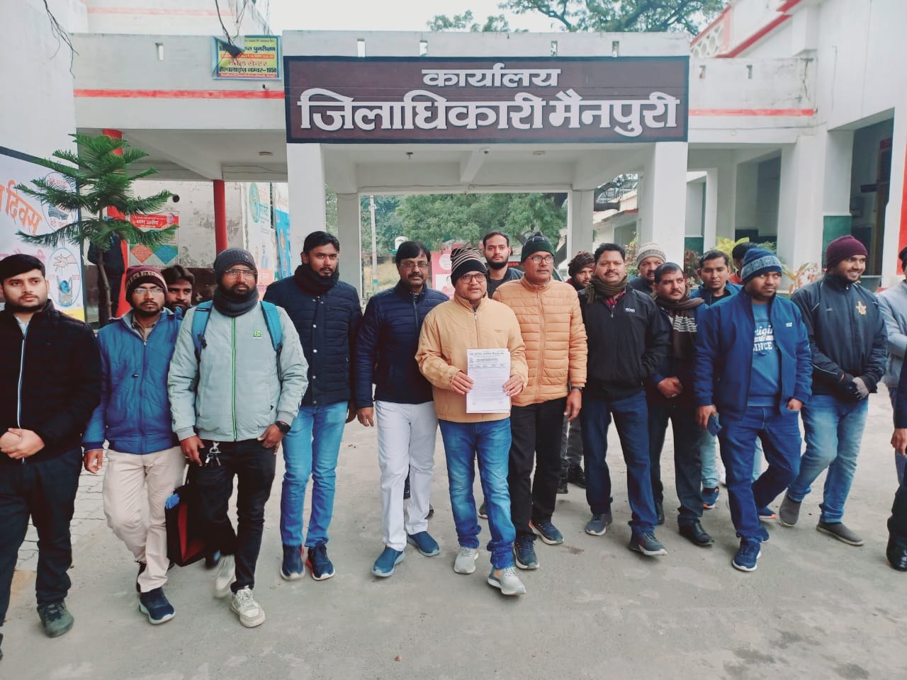 मैनपुरी : पारस्परिक अन्तःजनपदीय स्थानांतरण प्रक्रिया के अंतर्गत बीएलओ ड्यूटी एवं अवकाश पर शिक्षक- शिक्षिकाओं को कार्यमुक्त किये जाने के संबंध में दिया गया ज्ञापन