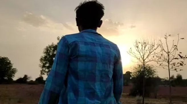 मैनपुरी में युवक ने फांसी लगाकर किया सुसाइड, बाग में पेड़ से लटका मिला शव, शराब पीने का आदी था
