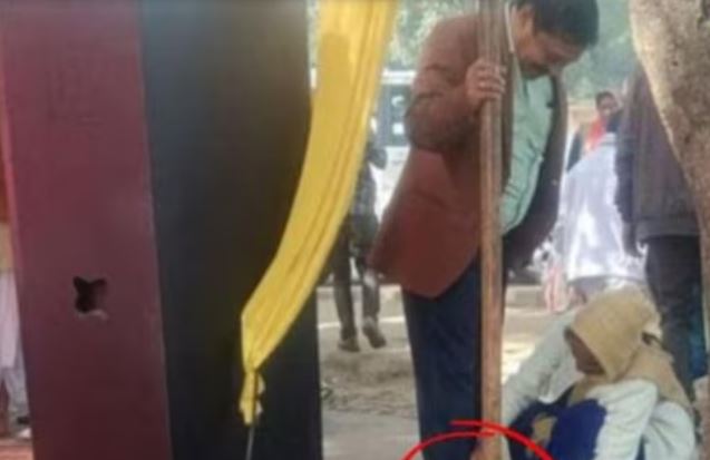 महिला से जूते के फीते बंधवाते दिखे थे SDM, हो गए सस्पेंड