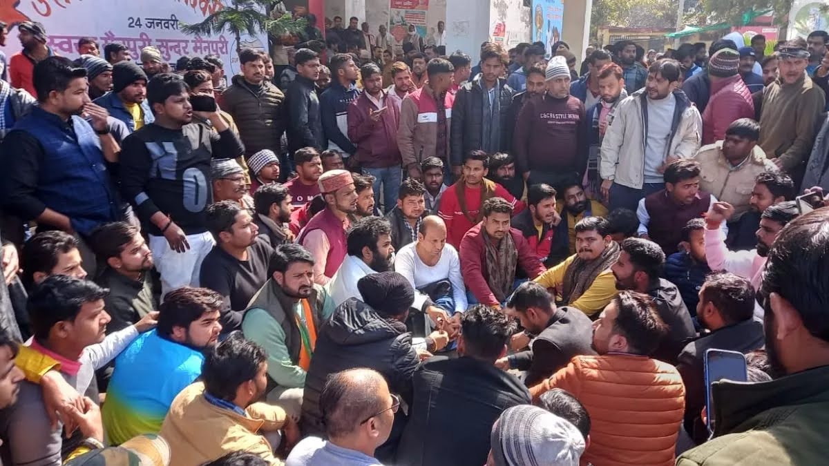 मैनपुरी में पुलिसकर्मियों ने भाजयुमो क्षेत्रीय उपाध्यक्ष को लाठियों से पीटा, धरने पर बैठे करणी सेना और भाजपा कार्यकर्ता