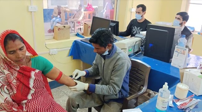 पीलीभीत में जागे जिम्मेदार, डेढ़ बजे तक लिए गए सैंपल