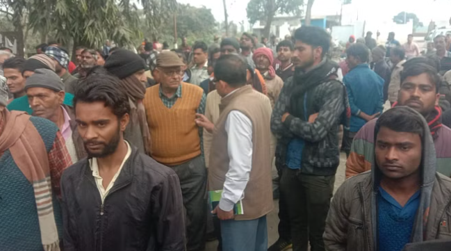 पीलीभीत में मिल गेट पर कर्मचारियों ने किया हंगामा