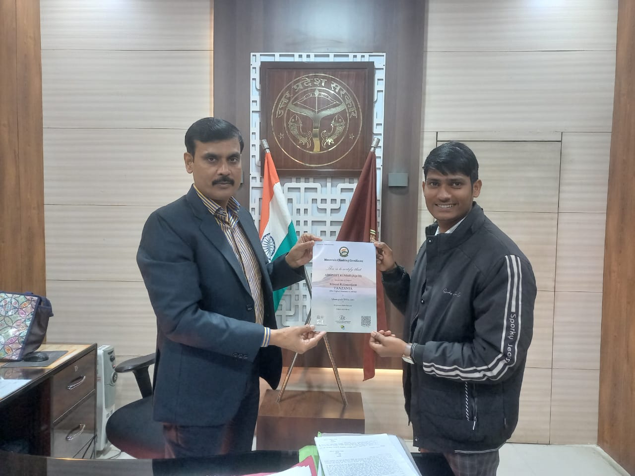 हरदोई: पर्वतारोही अभिनीत ने की जिलाधिकारी से मुलाकात