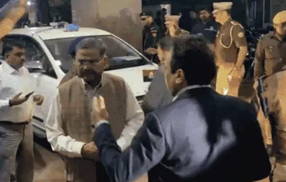 सीएम योगी का काफिला हादसे का शिकार, मचा हड़कंप