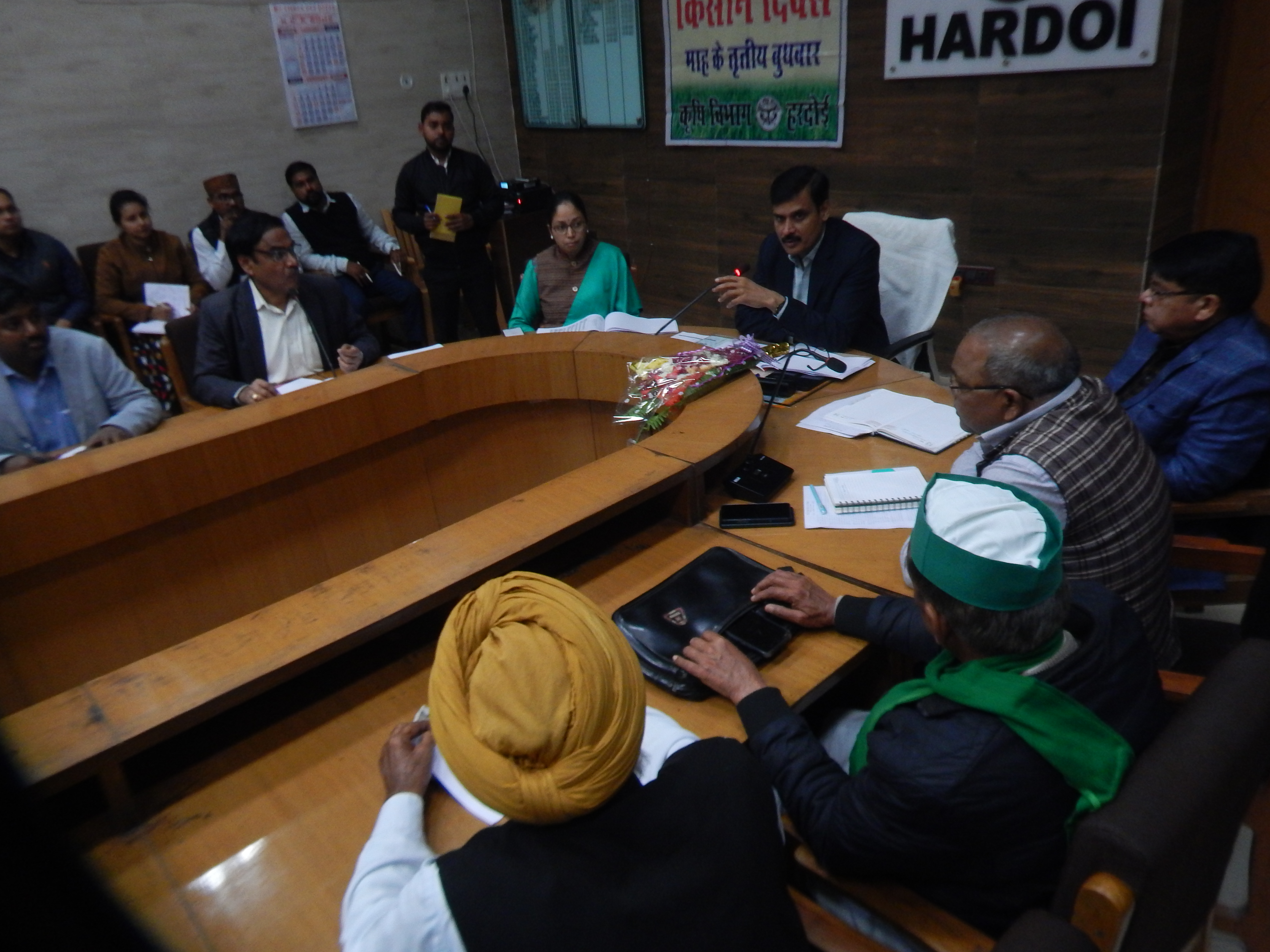 हरदोई :  जिलाधिकारी बिजली विभाग के अधिकारी किसानों के फोन अवश्य उठाएं:- मंगला प्रसाद सिंह। जीवामृत व घन जीवामृत किसानों को देकर जैविक खेती को बढ़ावा दिया जाएः-एम0पी0सिंह।