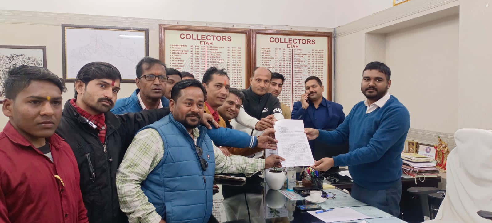 एटा में पत्रकारों ने राष्ट्रपति के नाम सौपा ज्ञापन