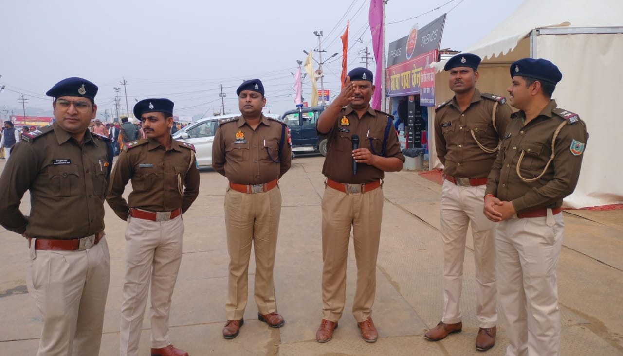 प्रयागराज - बसंत पंचमी पर माघ मेले में टीचर और ट्रेनर की भूमिका में नजर आई  पुलिस