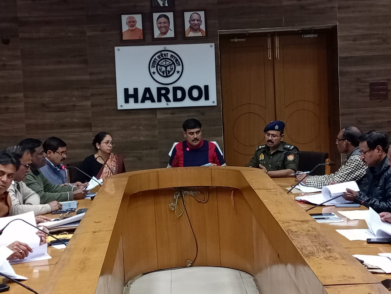 हरदोई:जिलाधिकारी की अध्यक्षता में हुई उद्योग बन्धु एवं व्यापार बन्धु की बैठक