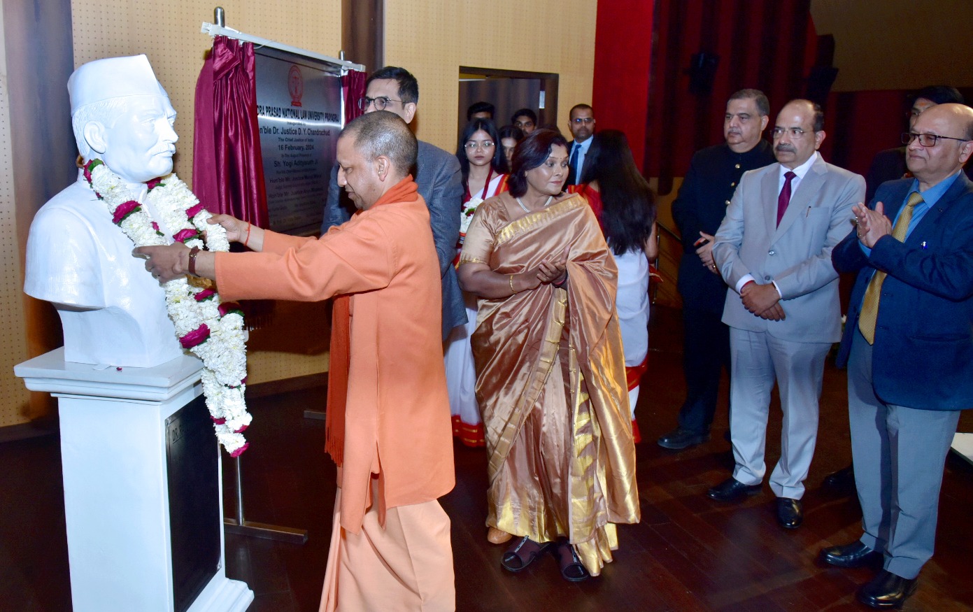 प्रयागराज: मुख्य न्यायाधीश उच्चतम न्यायालय ने मुख्यमंत्री उत्तर प्रदेश एवं न्यायधीशगणों के साथ शुक्रवार को इलाहाबाद मेडिकल एसोसिएशन ऑडिटोरियम में डॉ0 राजेन्द्र प्रसाद राष्ट्रीय विधि विश्वविद्यालय का उद्घाटन किया।