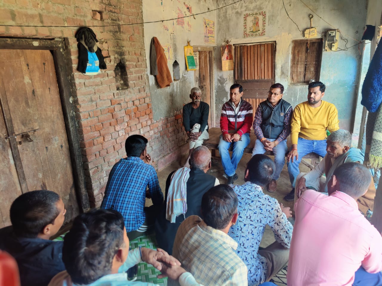 फर्रुखाबाद: सर्प दंश कार्यक्रम के तहत राजेपुर ब्लॉक में ग्रामीणो (सपेरों) से संपर्क कर एएसवी लगाने के लिए किया जागरूक