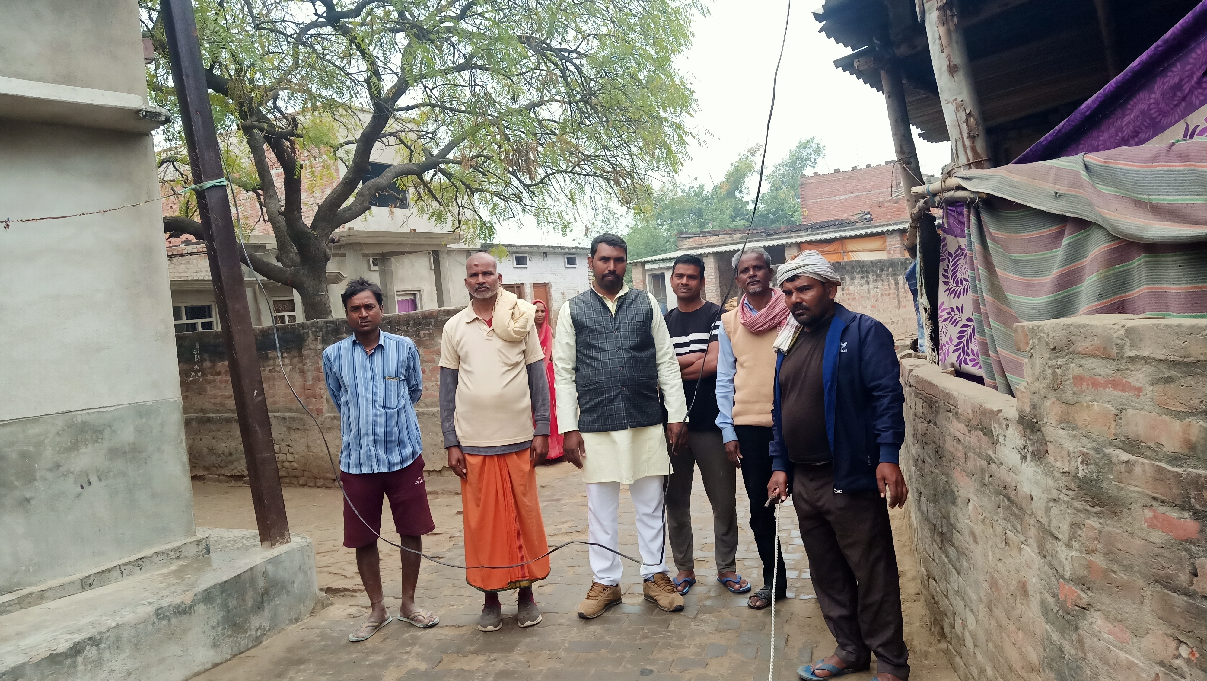 ग़ाज़ीपुर ; मरदह गोविन्दपुर पांच वर्ष बाद मिला पोल से अर्थिंग जेई की निष्क्रियता के कारण ग्रामीण थे परेशान