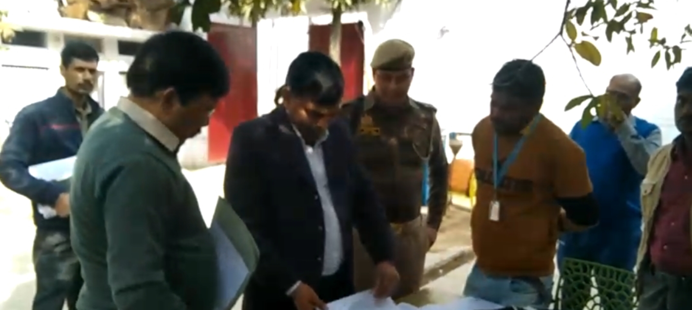 फर्रुखाबाद:  ए आरटीओ कार्यालय में अवैध बसूली के चलते एडीएम ने मारा छापा