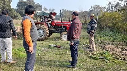 पीलीभीत में सरकारी भूमि पर बोई फसल पर चलवाया ट्रैक्टर
