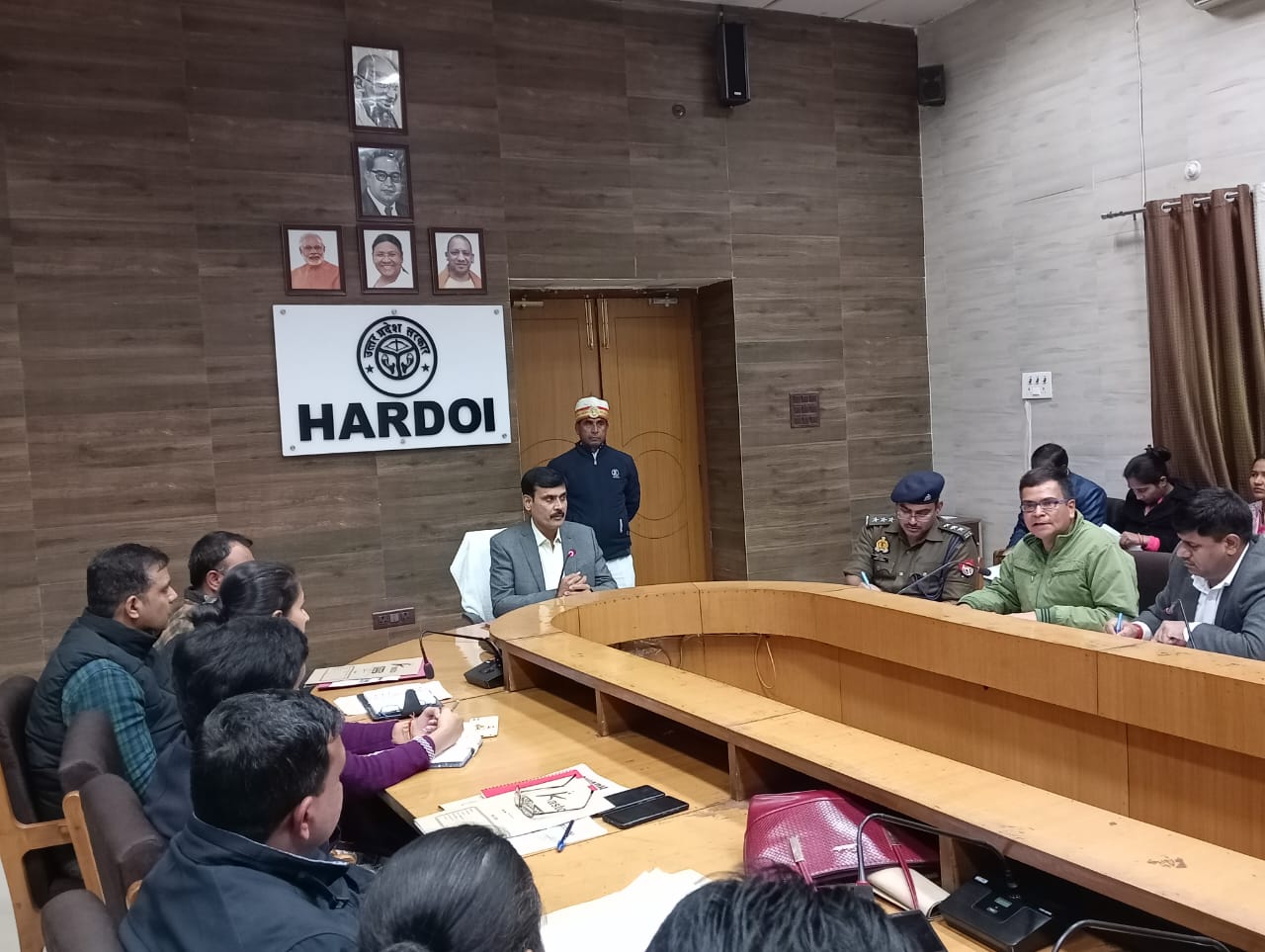 हरदोई :जिलाधिकारी की अध्यक्षता में हुई सीएम डैशबोर्ड की समीक्षा बैठक