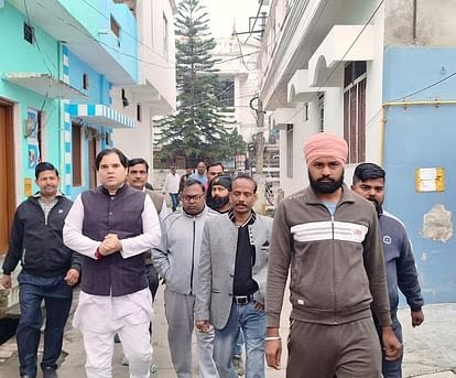 पीलीभीत में सांसद ने लोगों की समस्याएं सुनीं ,दिए निराकरण के निर्देश