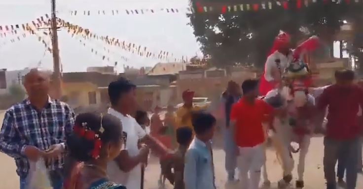 घोड़ी पर बैठने का हक सिर्फ हमें है', दलित दूल्हे की नहीं चढ़ने दी बारात